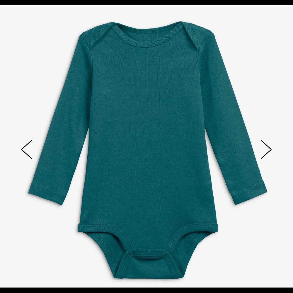 Primary signature baby long sleeve babysuit in 12-18 mo. Very good condition.